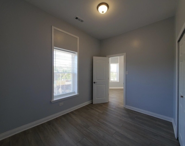 943 W 59th Street - Photo Thumbnail 8