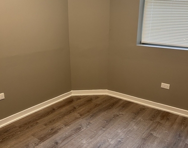 4400 S Drexel Boulevard - Photo Thumbnail 2
