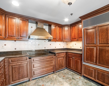 100 E Huron Street - Photo Thumbnail 15