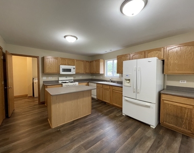 649 Linda Court - Photo Thumbnail 8