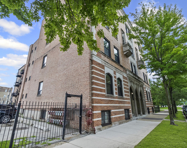 5001 S King Drive - Photo Thumbnail 1