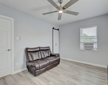 6 S Monterey Avenue - Photo Thumbnail 8