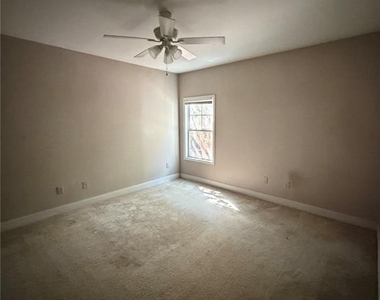 107 E Paces Drive - Photo Thumbnail 7