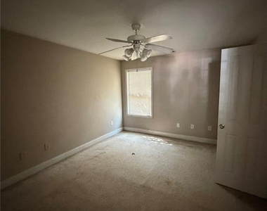 107 E Paces Drive - Photo Thumbnail 5