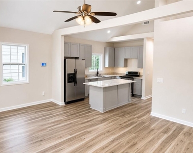 888 Coleman Street Sw - Photo Thumbnail 2