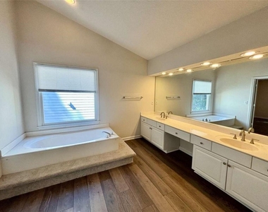 10920 Glenbarr Drive - Photo Thumbnail 13