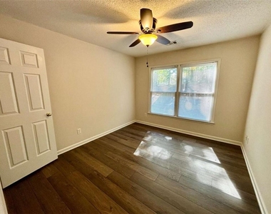 10920 Glenbarr Drive - Photo Thumbnail 22