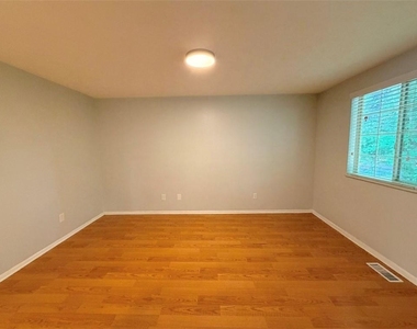 4421 Hopkins Lake Drive - Photo Thumbnail 10