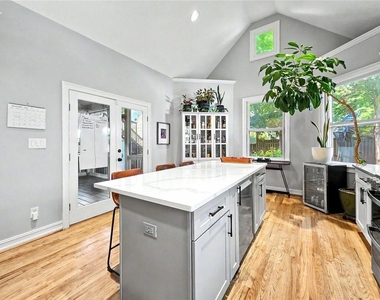 324 Brooks Avenue Ne - Photo Thumbnail 11