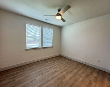 29600 Ronald Reagan Blvd - Photo Thumbnail 4