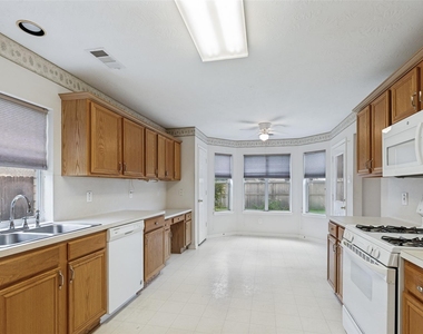 6811 Shelby Oaks Drive - Photo Thumbnail 2