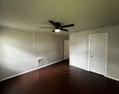 1805 E North Street - Photo Thumbnail 9