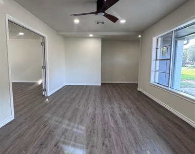 319 E South Street - Photo Thumbnail 4