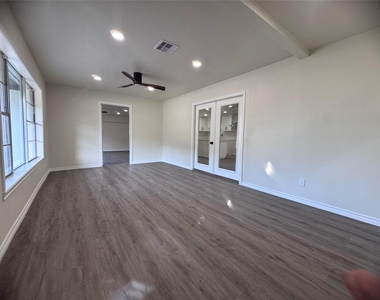 319 E South Street - Photo Thumbnail 3
