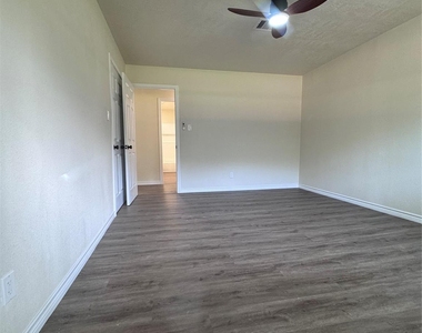 319 E South Street - Photo Thumbnail 10
