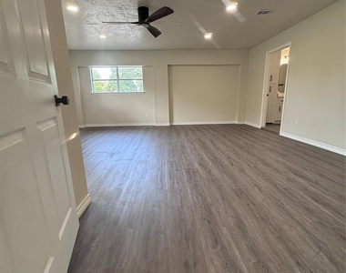 319 E South Street - Photo Thumbnail 5