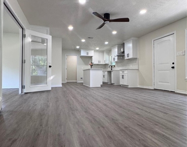 319 E South Street - Photo Thumbnail 8