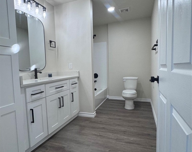 319 E South Street - Photo Thumbnail 6