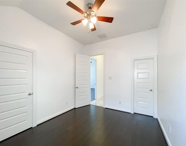 18126 Golden Falls Lane - Photo Thumbnail 32