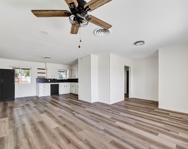 1308 W Dumble Street - Photo Thumbnail 5