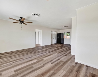 1308 W Dumble Street - Photo Thumbnail 3