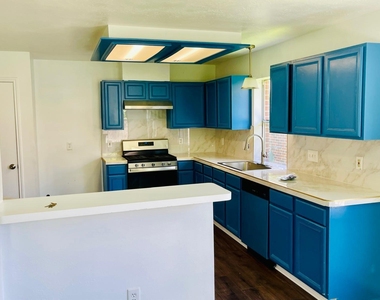 17002 Summer Hollow Drive - Photo Thumbnail 9