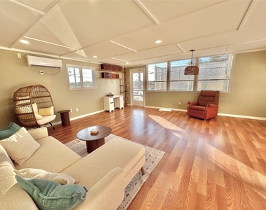 927 27th Street - Photo Thumbnail 2