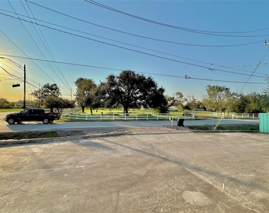 927 27th Street - Photo Thumbnail 27