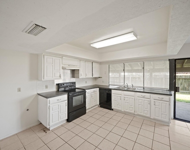 15822 Danford Drive - Photo Thumbnail 11