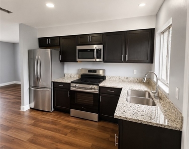 138 Gordon Avenue S - Photo Thumbnail 2