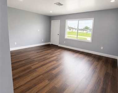 138 Gordon Avenue S - Photo Thumbnail 1