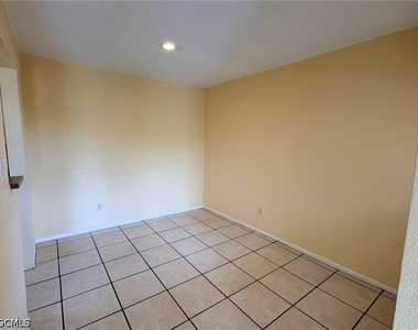 2905 Winkler Avenue - Photo Thumbnail 5