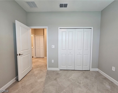 20501 Hazelnut Court S - Photo Thumbnail 12