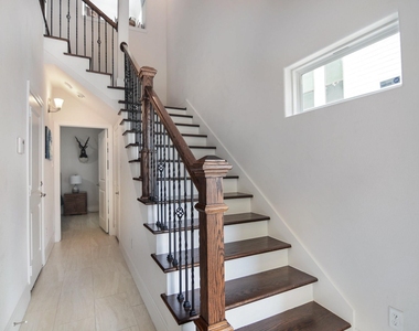 964 W 24th Street - Photo Thumbnail 1