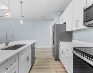 702 Broadway Avenue - Photo Thumbnail 2