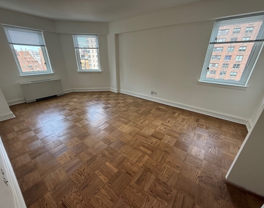 200 East 71st Street - Photo Thumbnail 4