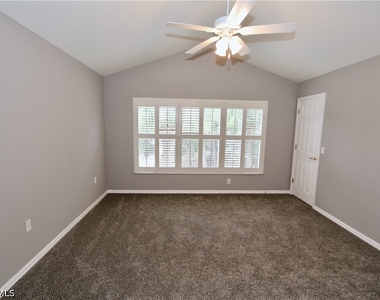 1055 Albany Court - Photo Thumbnail 10