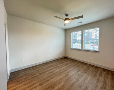 29600 Ronald Reagan Blvd - Photo Thumbnail 8