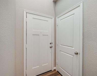 221 Park Place Circle - Photo Thumbnail 2