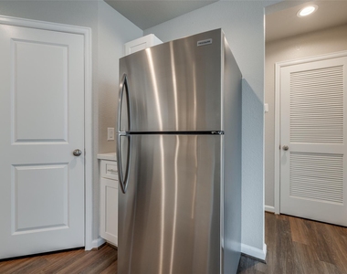 221 Park Place Circle - Photo Thumbnail 14