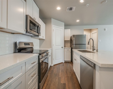 221 Park Place Circle - Photo Thumbnail 10