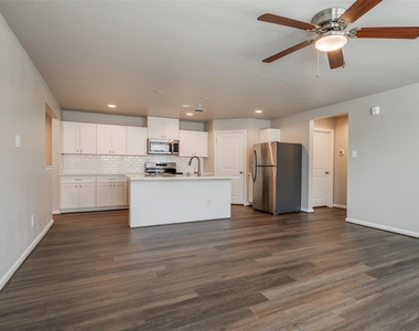 221 Park Place Circle - Photo Thumbnail 6