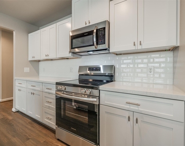 221 Park Place Circle - Photo Thumbnail 12