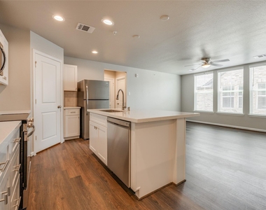 221 Park Place Circle - Photo Thumbnail 4