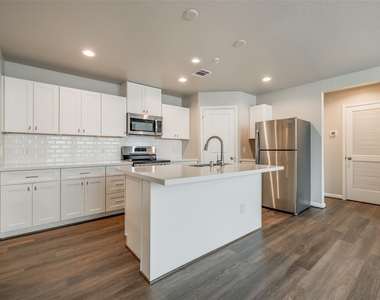 221 Park Place Circle - Photo Thumbnail 8