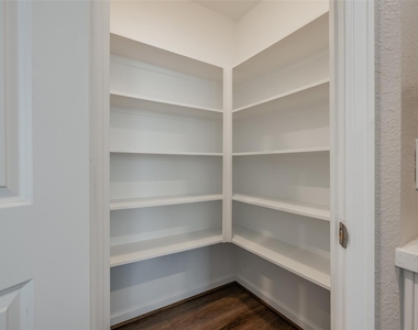 221 Park Place Circle - Photo Thumbnail 13