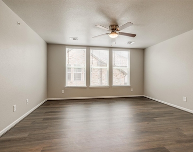 221 Park Place Circle - Photo Thumbnail 5