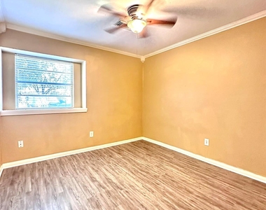 5830 Effingham Drive - Photo Thumbnail 12