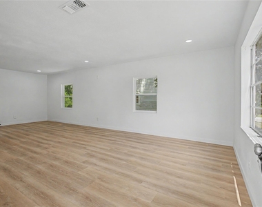 632 University Avenue - Photo Thumbnail 3