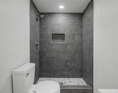 632 University Avenue - Photo Thumbnail 11
